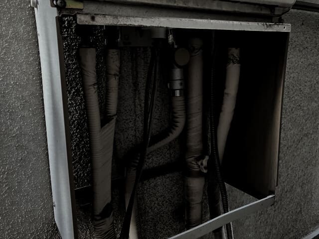 給湯器配管接続の部分の写真の撮り方NG版のイメージ