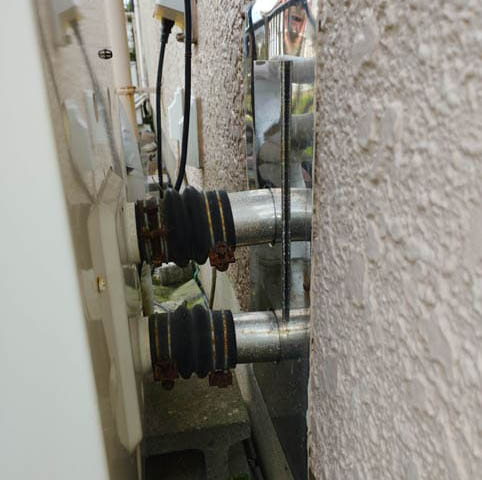 給湯器後ろの循環パイプのイメージ